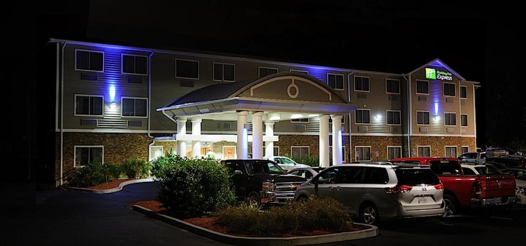 Holiday Inn Express - Ludlow - Chicopee Area By Ihg Exterior foto