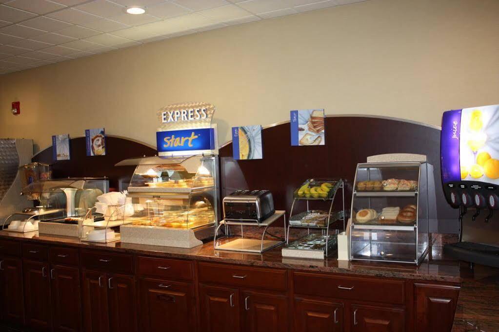 Holiday Inn Express - Ludlow - Chicopee Area By Ihg Exterior foto